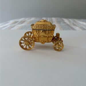 Elegant Gold Carriage ring holder